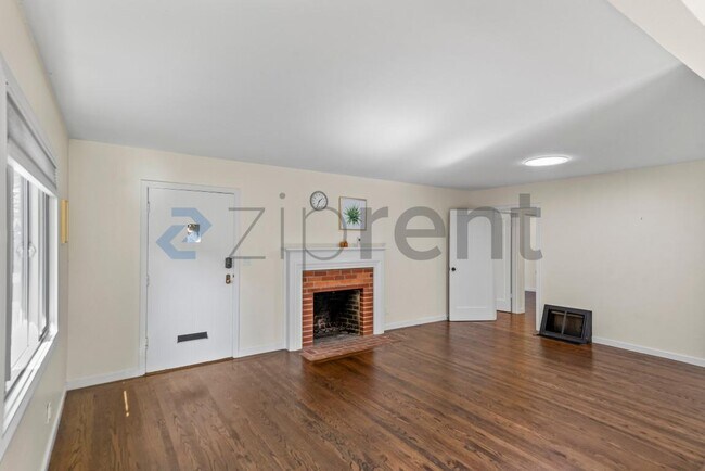 Building Photo - 319 Iris Way