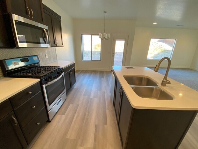 Building Photo - Beautiful 3 Bedroom Single Level Home in S...