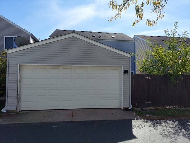 Building Photo - 894 Symphony Dr