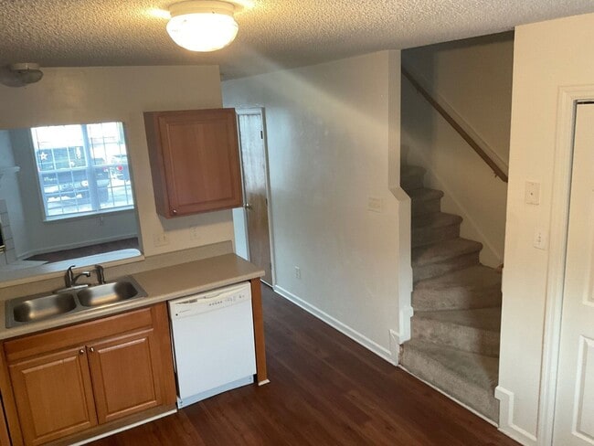 Building Photo - 980 W Pueblo Dr