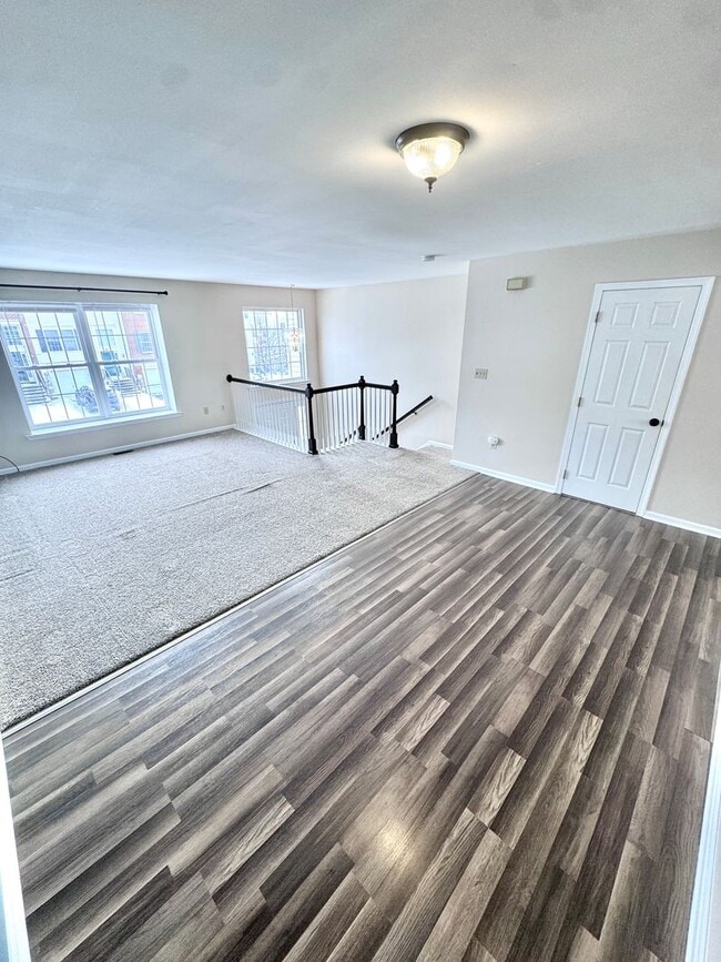 Building Photo - THREE BEDROOM TOWNHOUSE