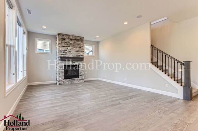 Foto del edificio - Spacious 4-Bed, 3-Bath Home with Solar Power, EV-Ready Garage & Outdoor Living Space