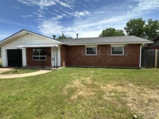 Building Photo - 2700 Yorkshire Ave