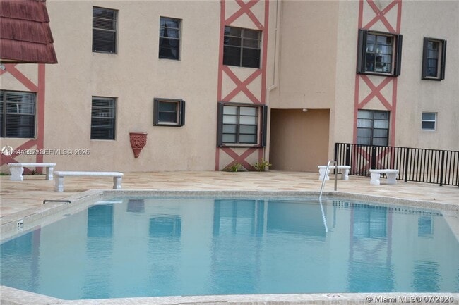 Foto del edificio - 1325 W 68th St