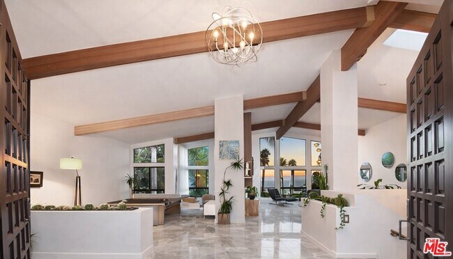 Foto del edificio - 6508 Via Baron