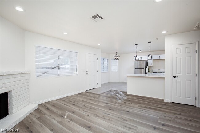 Foto del edificio - 737 Rock Springs Dr