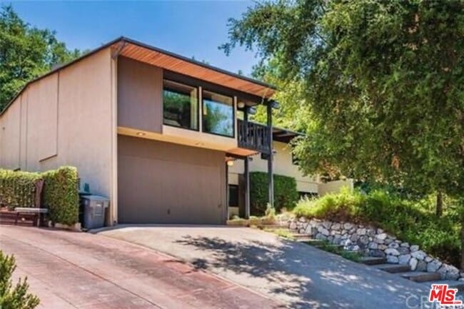 Building Photo - 3242 E Chevy Chase Dr