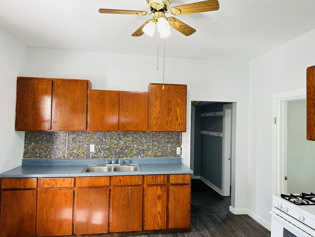 Building Photo - Pet Friendly 3 Bedroom with Fenced Yard, G...