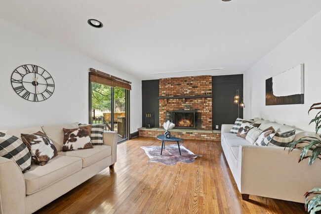 Foto del edificio - 108 Helms Hill Rd