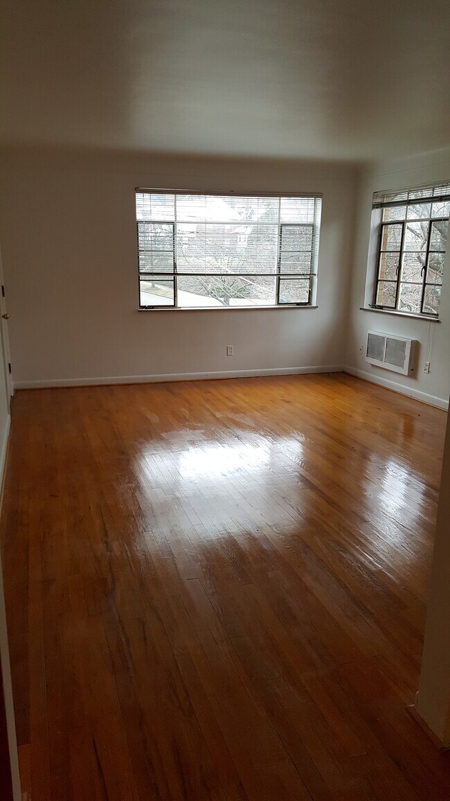 Building Photo - 2951 Linwood Ave
