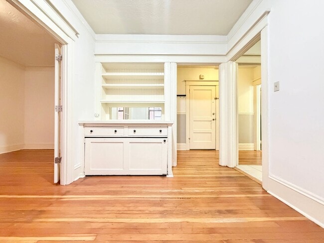Building Photo - Charming 2nd Floor 1-Bed Condo in Ideal Nob Hill Location! Water, Sewer, Garbage Included!
