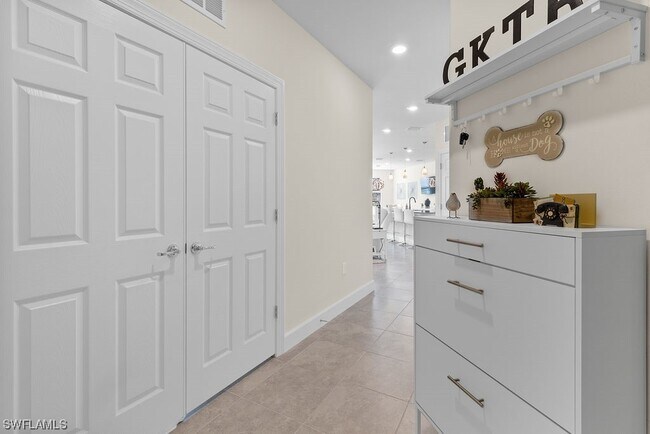 Foto del edificio - 5690 Mayflower Way