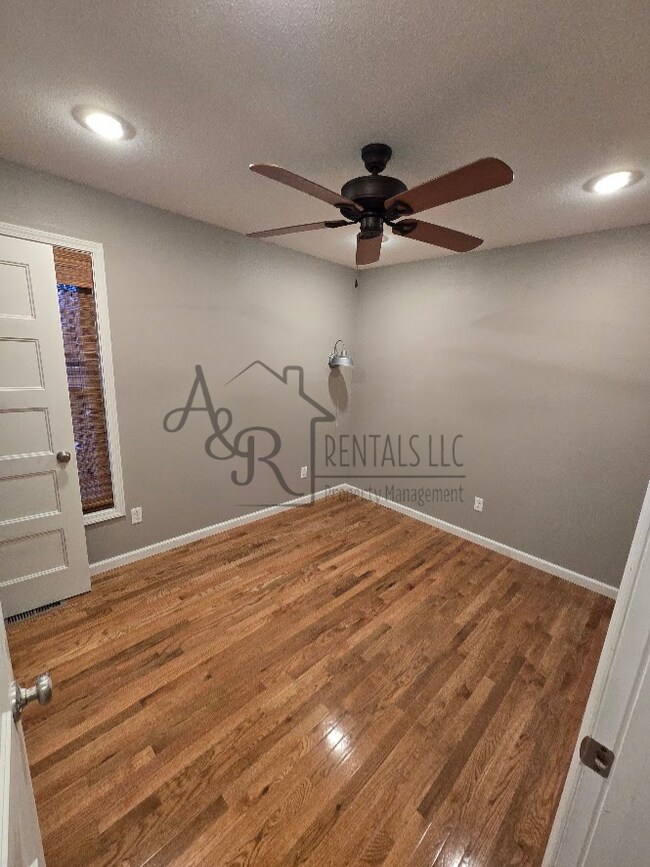 Foto del edificio - 301 E 7th St