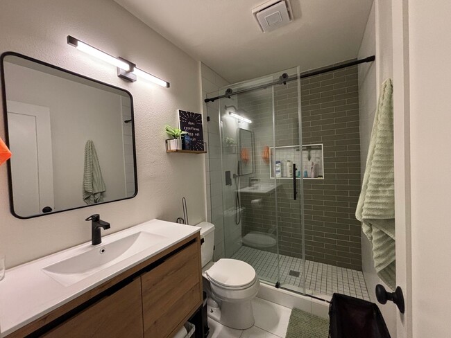 Building Photo - Furnished 1 Bed 1 Bath unit in University ...