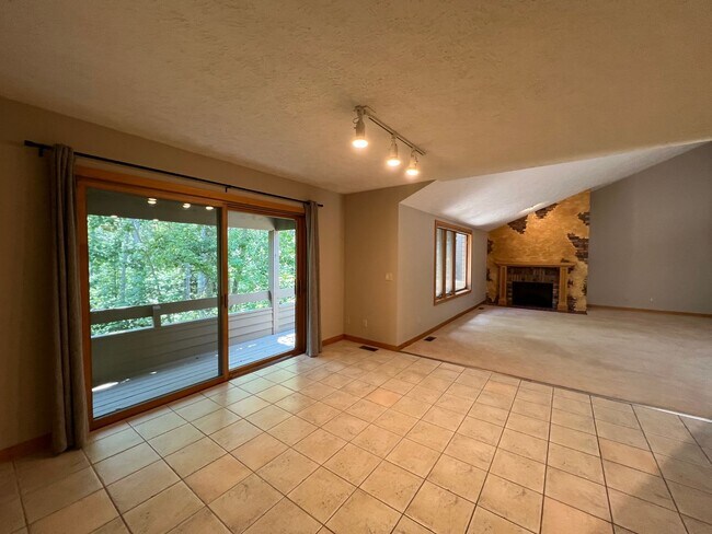 Building Photo - Lovely Condo Available in October 2024