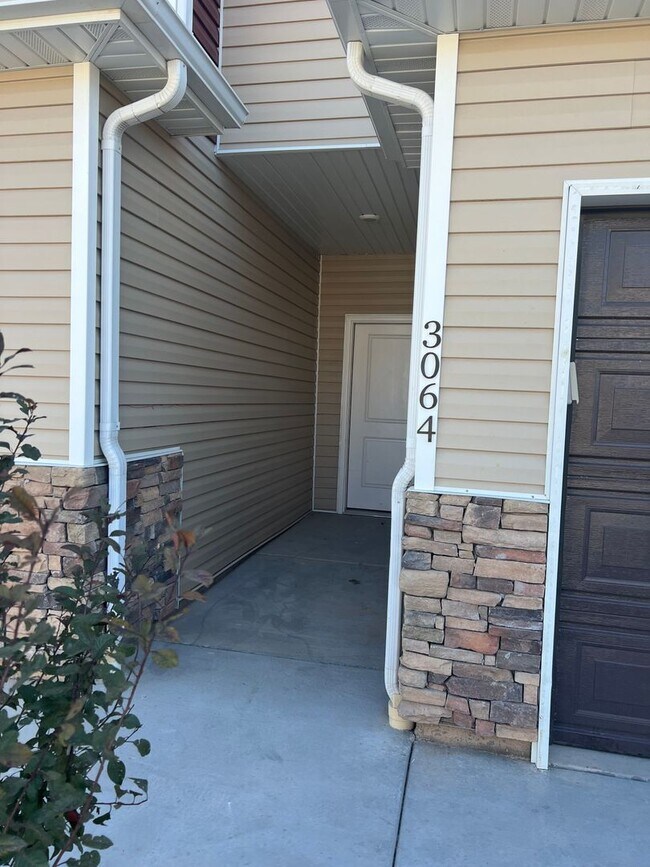 Foto del edificio - 3 Bed/2 Bath Townhome Available Soon!!