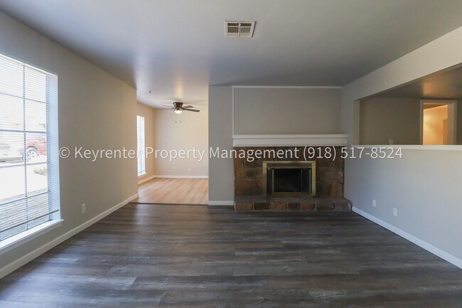 Building Photo - 2 Bed | 2 Bath in Central Tulsa!