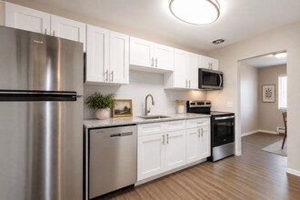 Building Photo - Country Manor Apartment Homes