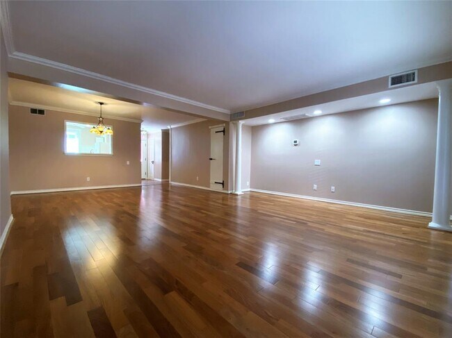 Building Photo - 811 Lovett Blvd