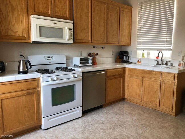 Building Photo - 2868 Hilltop Mall Rd