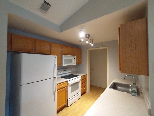 Building Photo - 2 Crestview Cir
