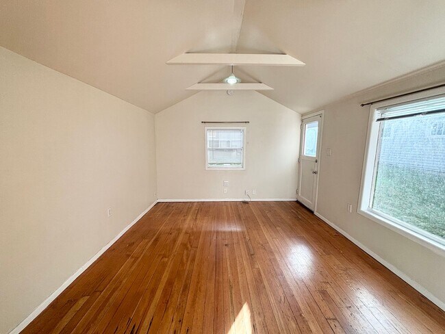 Building Photo - Cute Detached Studio in the Hillsdale Neig...