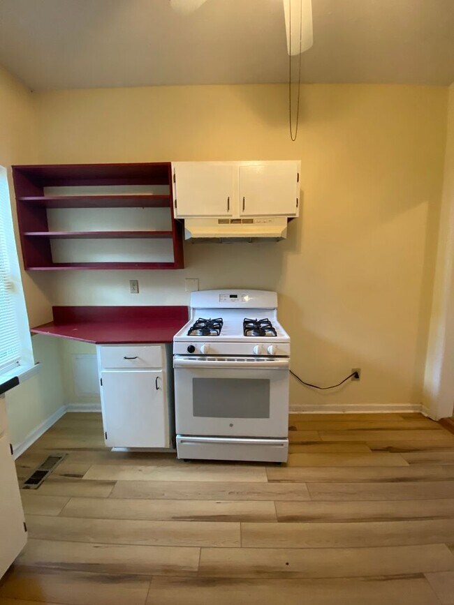 Foto del edificio - 2 Bedroom House with Fenced Backyard near ...