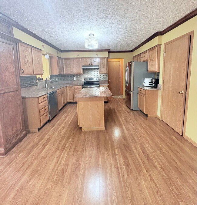 Building Photo - Furnished 4BR 2 BA Home w/ Covered Patio in Groveport!