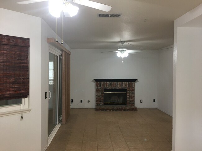 Building Photo - 32460 Somerset Dr