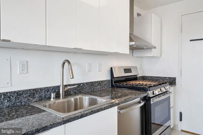 Building Photo - 10201 Grosvenor Pl