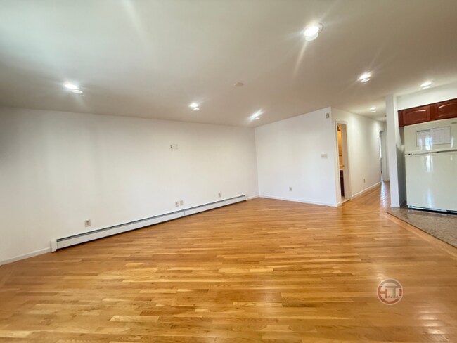 Foto del edificio - 15-25 Utopia Pkwy