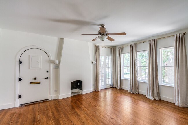 Foto del edificio - Charming 2-Bedroom Duplex in Mahncke Park