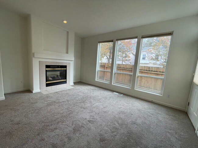 Building Photo - 5736 NE Hidden Creek Dr