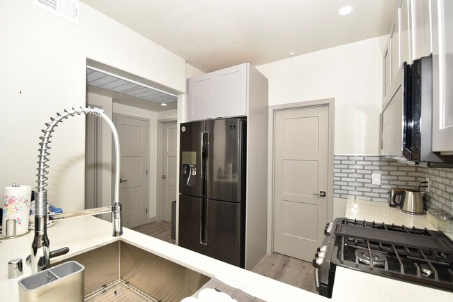 Foto del edificio - MODERN 1 BED 1 BATH CONDO WITH ATTACHED GA...