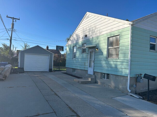 Building Photo - Spacious 5 Bed, 2 Bath with An Office in t...