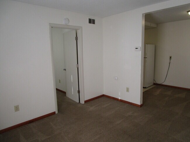 Building Photo - 6180 Circle Dr