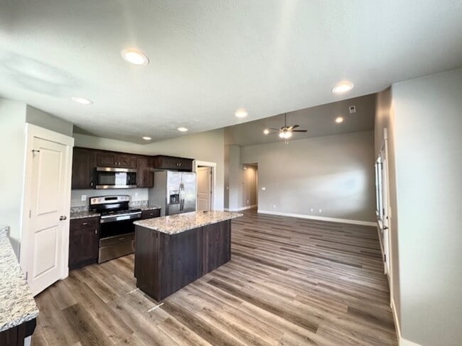 Building Photo - 1095 S 150 W
