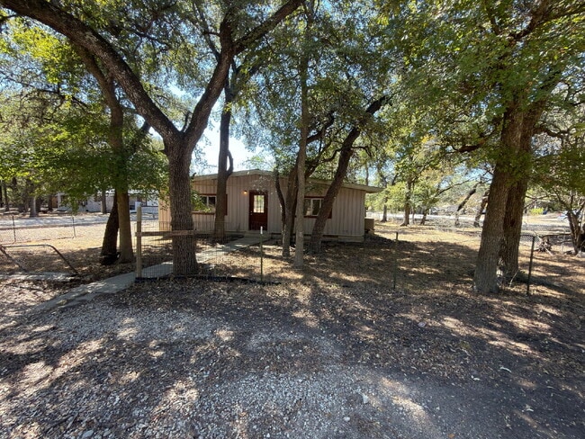 Foto del edificio - 2 bed 1 bath. Vinyl plank throughout. Yard...