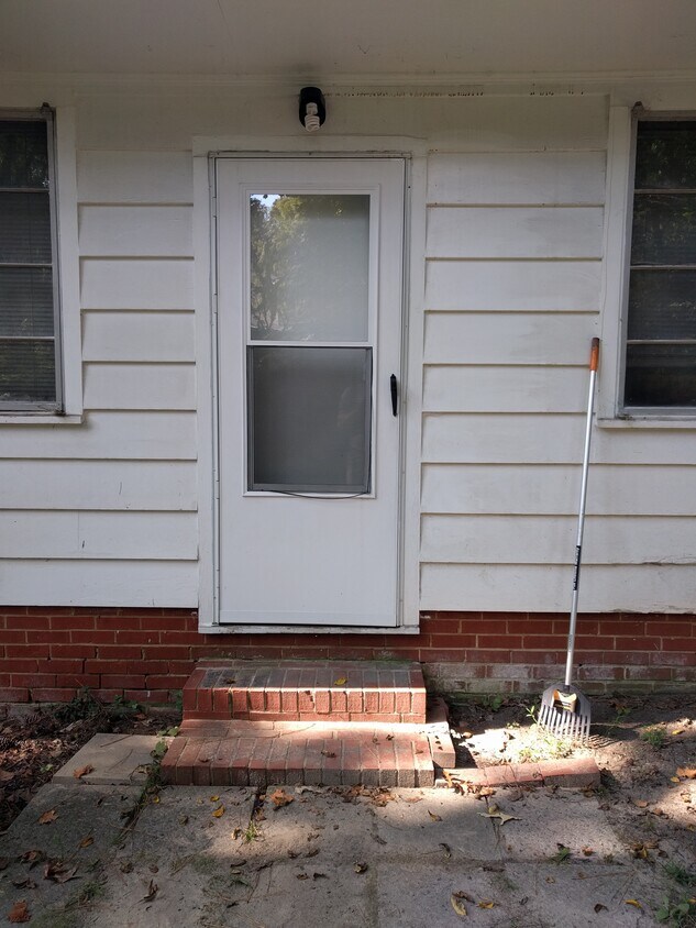 Private Entrance - 305 Brookside Dr