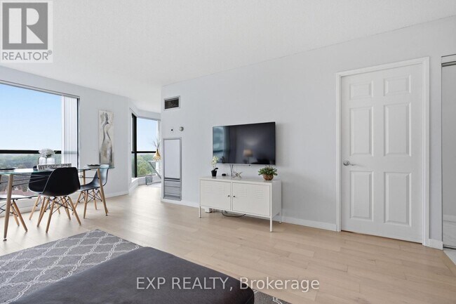 Photo du bâtiment - 2155 Burnhamthorpe Rd W