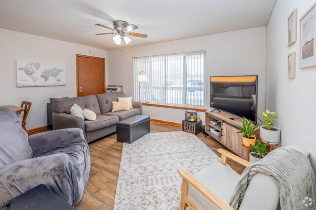 Living Room - Evergreen Terrace Apartments