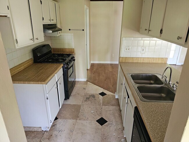 Building Photo - Spacious Home