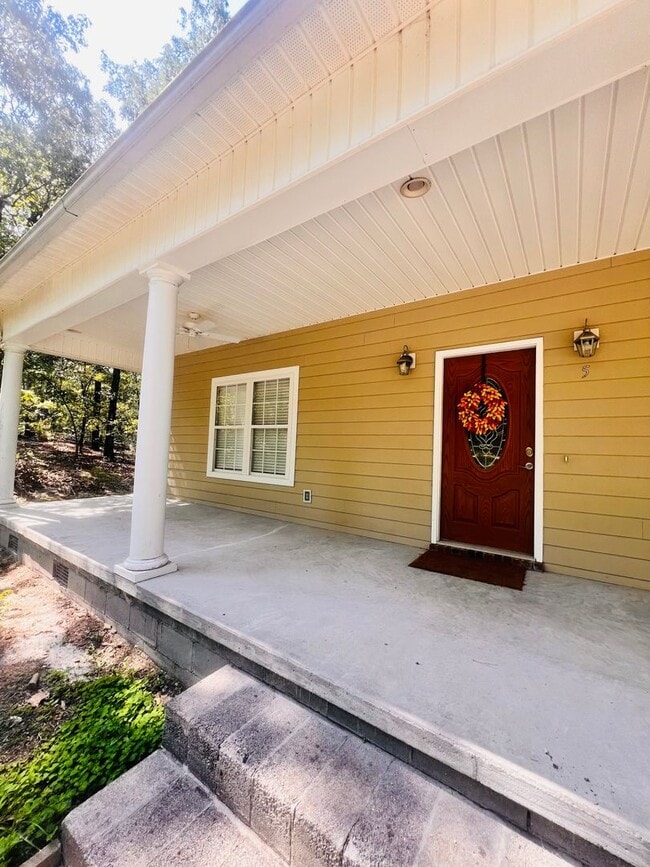 Building Photo - Tucked Away 3 Bedroom Gem on Private Road ...