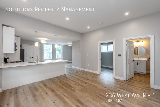 Photo du bâtiment - **Main Floor 3 Bedroom Victorian Stunner**