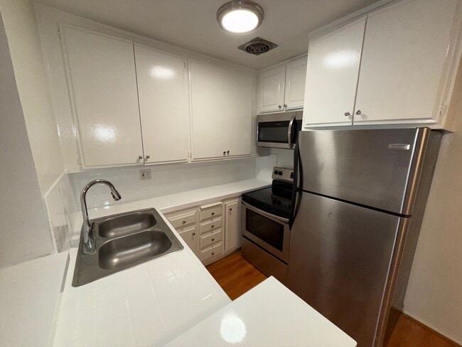 Building Photo - 10760 Rose Ave