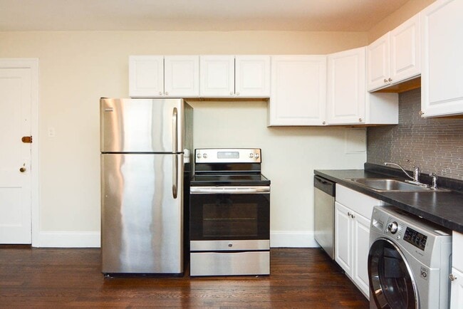 Building Photo - 3345 N Marshfield Ave