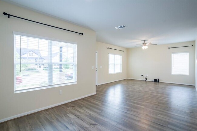 Foto del edificio - 318 Timber Brook Dr