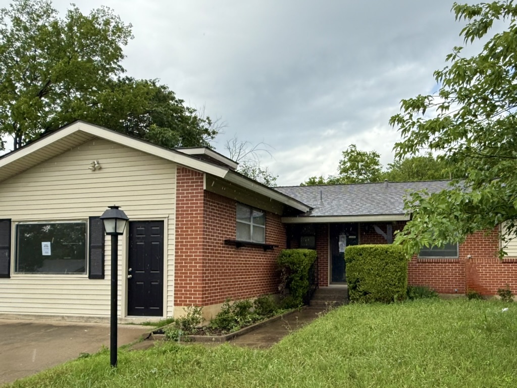 A spacious brick home for rent! - 8274 Lifford Pl