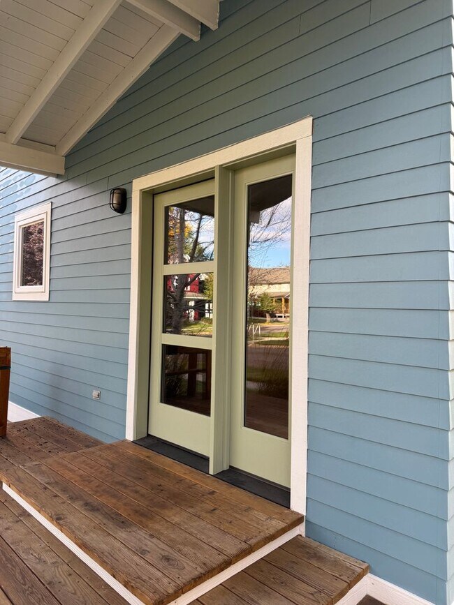 Foto del edificio - A Lovely Westside Single Family Home in the Desirable Valley West Subdivision