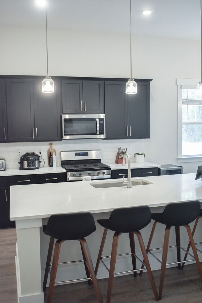 Building Photo - Beautiful Home; Amenties Abound!